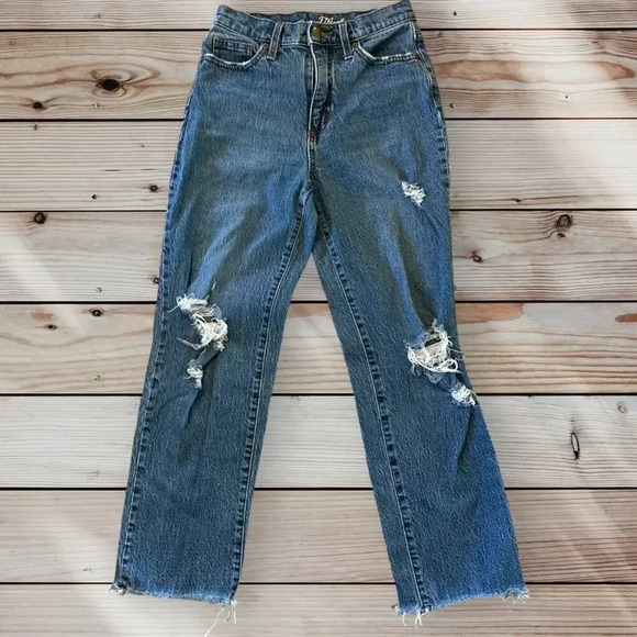 Universal Thread Women's Size‎ 2 Distressed Blue Vintage Straight Jeans - Picture 1 of 4